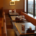 広々とした店内落ち着いたテーブル席です。人数に応じてお席をご用意いたします。※店舗により部屋の配置・席数が異なる場合がございます