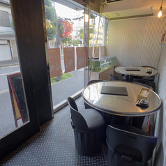 少人数からご利用できるテーブル席をご用意しています。人数に合わせてご案内しますので、気軽にお声かけください。