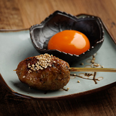 【こだわりの創作つくね！手ごねの旨みを3種の味で楽しむ】ふっくらジューシーに焼き上げた手ごねつくね！卵黄を絡めて楽しむ月見つくね、さっぱり味わう薬味つくね、コク深くまろやかな自家製タルタルつくね串と、それぞれ異なる美味しさを堪能できます！