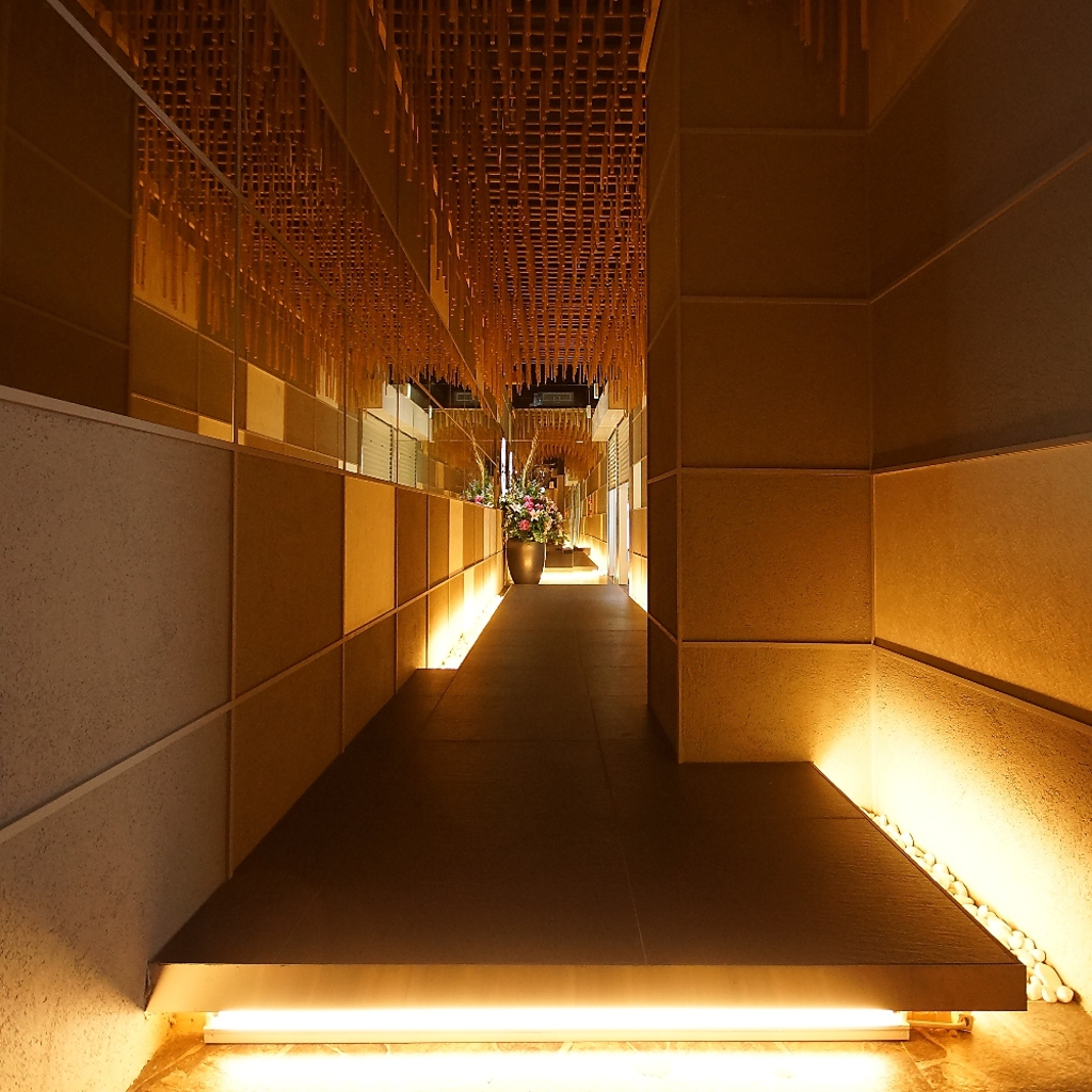 情緒漂う廊下の奥には、幻想的な和モダン空間が広がります。