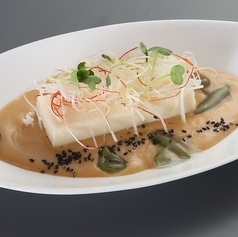 揚げ豆富のじゅんさい胡麻味噌あんかけ
