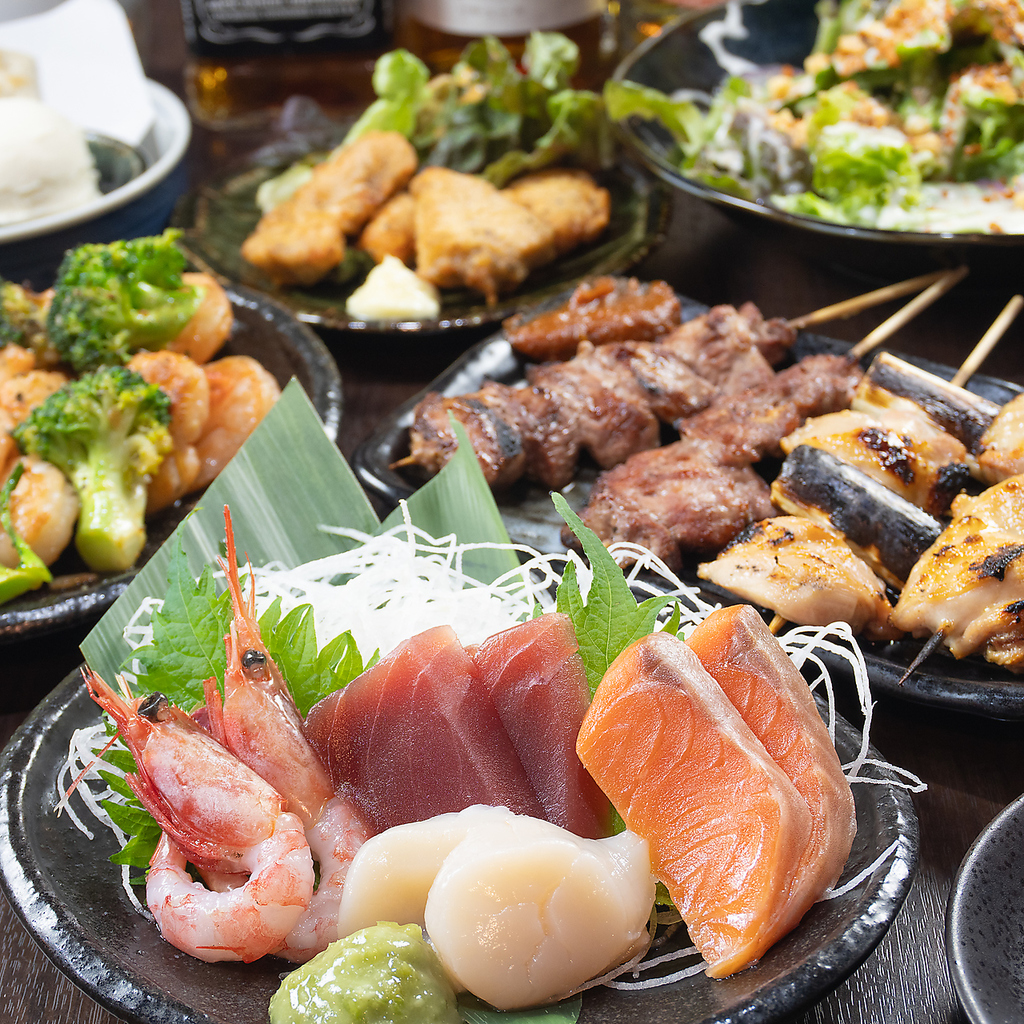 美味しいのは串焼きだけじゃない！当店はお刺身にも自信あり♪鮮度にこだわった海鮮をぜひ堪能あれ！