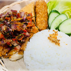 鶏肉の素揚げ、サンバルかけと新鮮な野菜添え、御飯付き