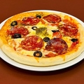 料理メニュー写真 イベリコ豚サラミとオリーブのピザ