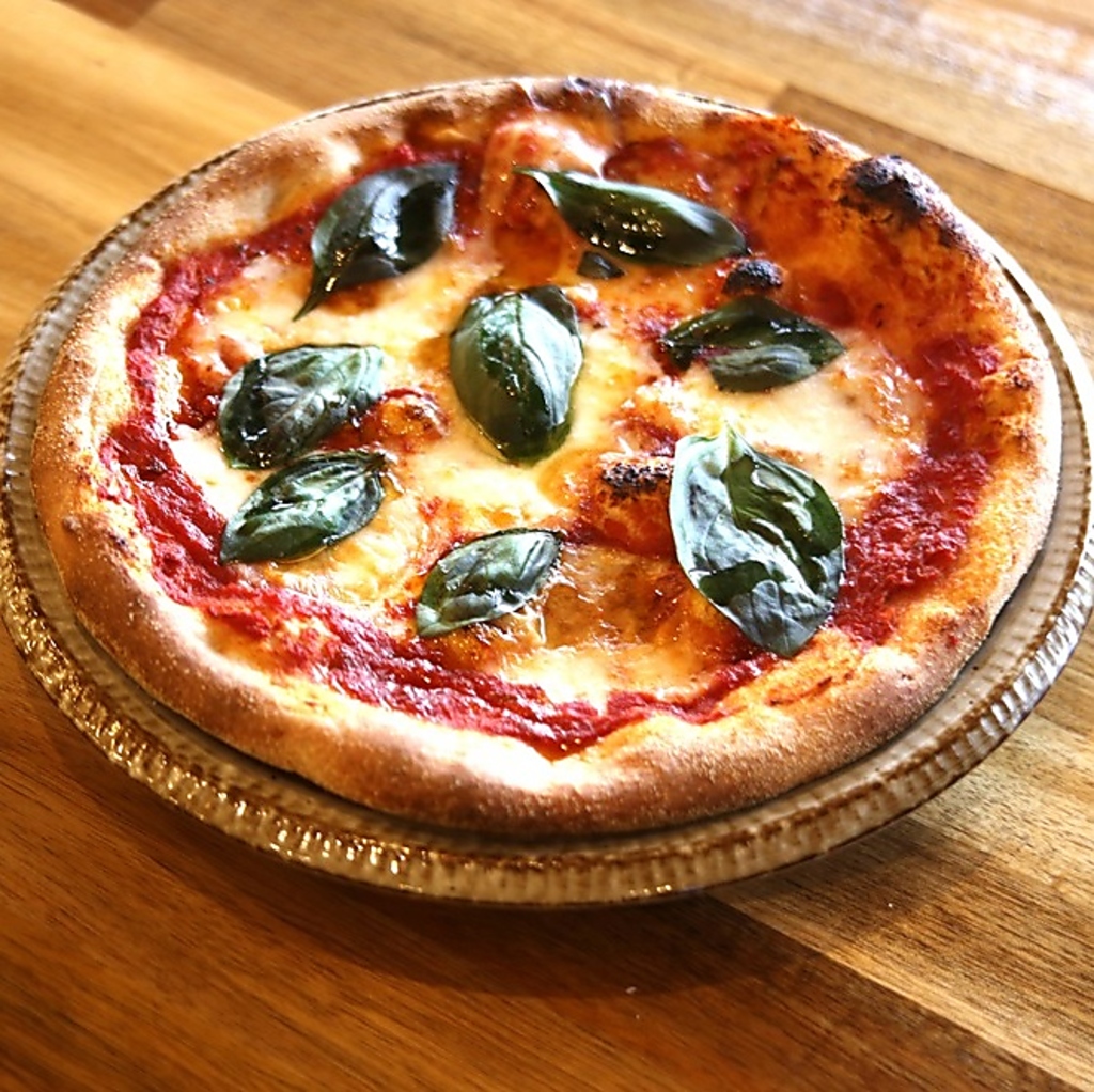 RAKUのピザは、全粒粉入りの使用の生地をオーダーを受けてから1枚1枚焼き上げたこだわりの1品です♪