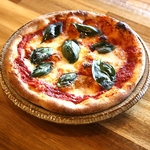 RAKUのピザは、全粒粉入りの使用の生地をオーダーを受けてから1枚1枚焼き上げたこだわりの1品です♪