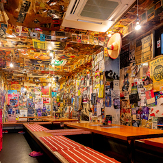 こちらは1階です!暖かな照明と遊び心が詰まった、こだわりのインテリアの中、お連れ様との時間をお楽しみください!壁だけでなく、天井にも切り抜きや写真がいっぱい♪お料理の待ち時間には懐かしい写真、お気に入りの切り抜きを見つけてみてはいかがでしょうか?