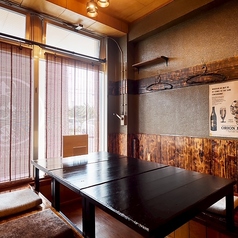 落ち着いた雰囲気の掘りごたつ席。友人や大切な人との集まりに最適です。6名様用ですが、お隣のお席と合わせて人数によってご対応可能です。ゆったりとしたスペースで、心も体もリラックスしながら楽しくお過ごしいたいただけます♪