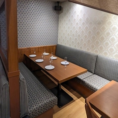 グループでの集まりに最適な、最大7名様対応のボックス席をご用意♪ベンチシート仕様なので、ゆったりと腰を据えてお食事を堪能いただけます◎ご家族での団らんや、お仕事仲間の打ち上げなど、一体感を感じながら過ごしたいシーンにぴったり♪美味しいお酒とお料理を囲み、贅沢なプライベートタイムをお過ごしください◎