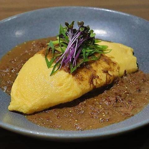 一皿に物語と感動を込めて盛り付ける創作洋食。くつろげる小上がり席・カウンター席有