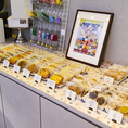 お持ち帰り用のお菓子やケーキもございます。