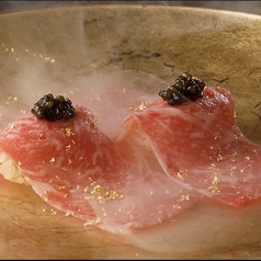 キャビア乗せ和牛肉寿司 (2貫)
