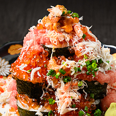 【大通駅3分の海鮮居酒屋】名物！道産海鮮が豪華に盛られた「海鮮ぶっかけこぼれ寿司」2,079円(税込)の写真