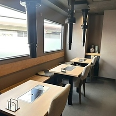 3～5名様掛けのテーブルには焼肉グリルが付いております◎お好きな焼肉を囲んで、楽しいひとときをお過ごしください♪