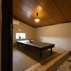 プライベートな空間を重視した座敷の個室席がございます。3～6名様までご利用可能で、靴を脱いで足を伸ばしてゆっくりとお寛ぎいただけます。歴史のある落ち着いた内観の中で、ご家族や親しい仲間と思い出に残る時間をお過ごしください。美味しい料理と豊富なドリンクとともに、心ゆくまで会話をお楽しみいただけます。