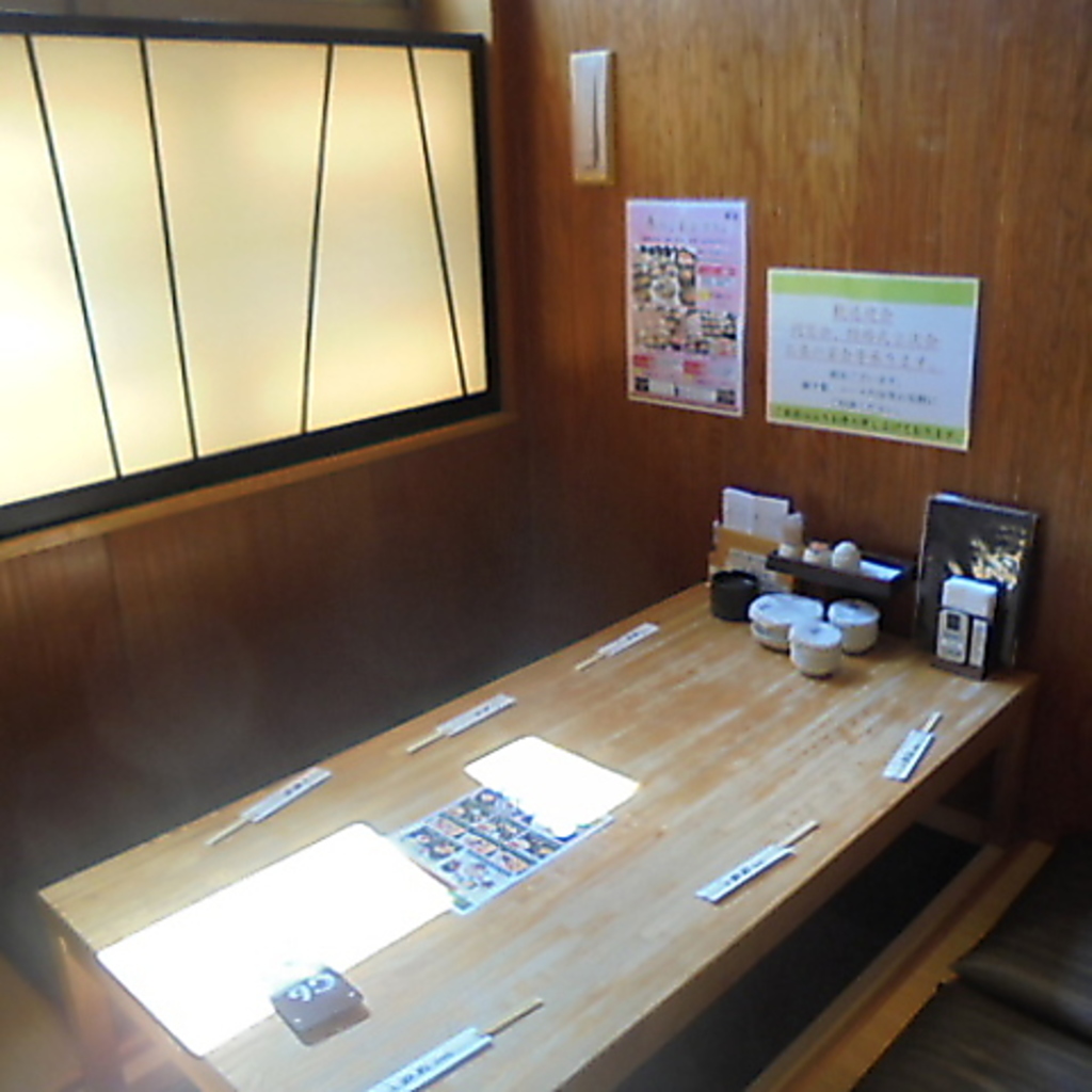 日本情緒溢れる和の佇まいの店内。カウンター席やテーブル席など様々なお席がございます♪