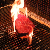 じっくりと焼かれた和牛が、香ばしい煙とともにその美味しさを引き立てています。外はこんがりと焼け、中はジューシーで柔らかい肉質が特徴。特別なひとときにぴったりの一皿を、ぜひご堪能ください。まさに肉の旨味が詰まった贅沢な体験です。ステーキの種類も豊富(リブロース/サーロイン/牛ヒレ/シャトーブリアン