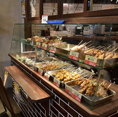 【テイクアウトは1本からOK！】店頭の専用カウンターにて焼鳥各種のお持ち帰りも受け付けております！家でゆっくり飲みたいとき、ホームパーティの一品に最適！1本からお持ち帰り可能です◎