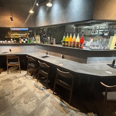 店主や店員と会話を楽しみながらお食事頂く事ができるカウンター席です!目の前でフランベして焼き上げる鉄板焼きステーキは見ごたえ抜群♪