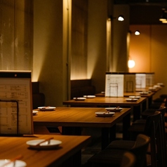 洗練された雰囲気の店内は、記念日やデートにもぴったり。落ち着いた照明が演出する大人な空間で、こだわりの本格ナポリピッツァや生パスタをお楽しみいただけます。肩肘張らずに過ごせるカジュアル感じで、ゆっくりとした時間をお過ごしください。