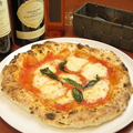 料理メニュー写真 マルゲリータ　(トマトソース、モッツァレラ、バジル、パルミジャーノ)