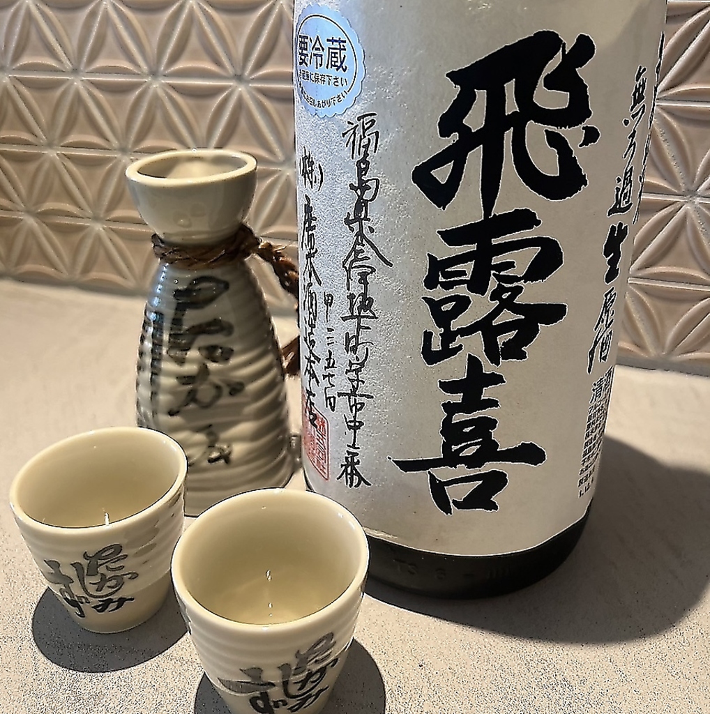 種類豊富なお酒をご用意しております！厳選した日本酒、銘柄焼酎を料理と一緒にお楽しみください。 