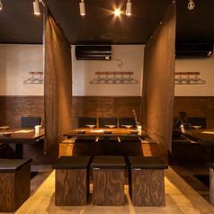 テーブルを結合することで、8名様から13名様までお掛けいただけます。会社の軽い飲み会や宴会などにも最適なスペースです。ゆったりとした雰囲気の中で、楽しいひとときをお過ごしください。皆様のご利用を心よりお待ちしております！