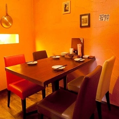 ゆっくり過ごせるテーブル席は女性に人気です！忘新年会、歓送迎会、女子会、合コン、二次会などのご宴会やお食事にも幅広くご利用頂けます。席のレイアウトを変えることで、さまざまな人数に対応した個室感覚のお席をご用意できます◎宴会メニューも充実しておりますのでご利用の際はお気軽にお問い合わせ下さい。