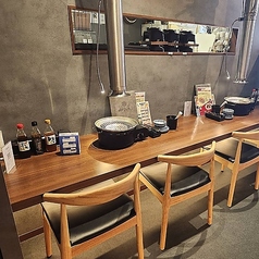 お二人で並んでお食事ができるカウンター席です。デート利用はもちろん、お一人様でじっくりとお肉と向き合いたい時にもおすすめです。周囲を気にせず、自分たちのペースでゆったりとお食事を楽しめる特等席になっております♪ 清潔感のあるモダンな空間で、炊きたての釜ご飯と厳選肉を心ゆくまで堪能してください◎