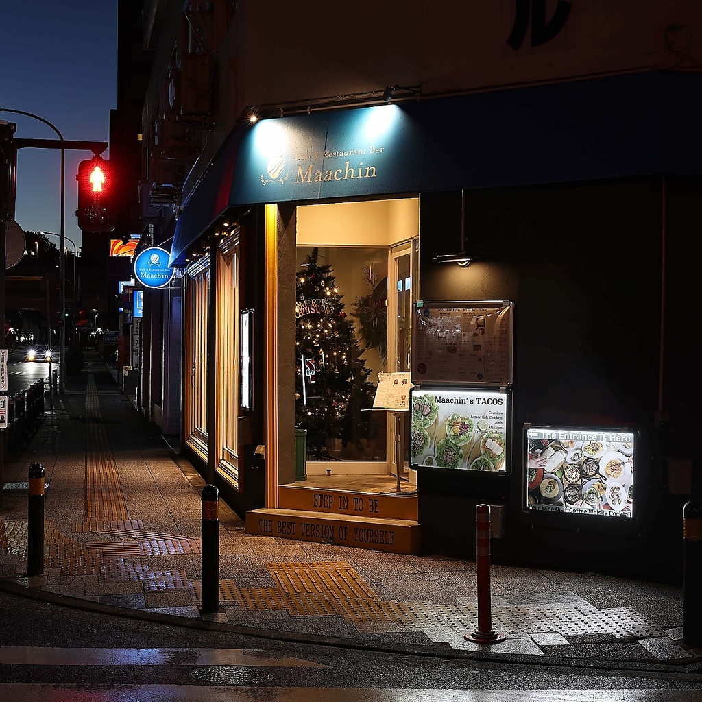 夜は落ち着いた雰囲気でお食事やお酒を楽しんでいただけます