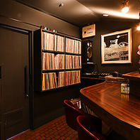 こだわりの音楽と照明とアート。お洒落かつカジュアルに