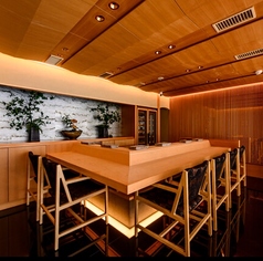 7名～9名の貸切も承っております。接待や会食、記念日などに最適なプライベート空間で、周囲を気にせず贅沢な時間をお過ごしいただけます。特別な瞬間を演出するお手伝いをさせていただきます。