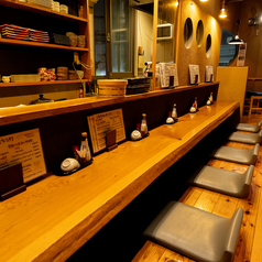 お二人でのご来店も大歓迎。調理風景が良く見える特等席。美味しい海鮮丼を作る過程も楽しんで頂ければばと思います。