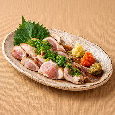 地鶏の旨味広がる熱々鉄板焼き