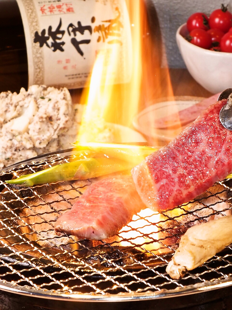炭火で美味しく焼き上げるお肉は絶品です♪スタッフが美味しく焼き上げるお手伝いをします！！