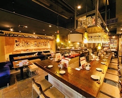 【カウンター席：12名様まで】入口入ってすぐにあるのはこのカウンターのお席です♪オシャレなカウンター席は1名様でもOK！デート等のご利用も多数♪