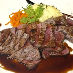 【牛赤身肉のグリエ　赤ワインソース】の写真
