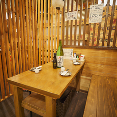 大衆感満載の掘り炬燵席です。柔らかな照明に照らされた店内は、木材と和紙の質感が調和した和モダンな雰囲気。賑やかな中にも落ち着きがあり、どこか懐かしさを感じる空間に心がほぐれます。