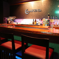 スタイリッシュな木調デザインが印象的な清潔感溢れる店