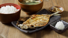 炭火で豪快に焼き上げた干物やお肉や旬の素材は格別！