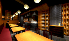 釜戸前オープンキッチンのライブ感が醍醐味のテーブル席。