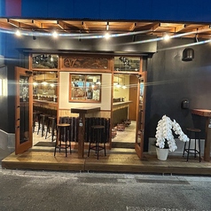 サク飲みやお一人様でのご利用にぴったりな立ち飲みカウンター席です。全35席を設けており、仕事帰りにふらっと立ち寄って美味しい創作料理とお酒を気軽に楽しめるのが魅力。スタッフや店内の活気ある雰囲気を間近に感じながら、肩肘張らずに自分だけの心地よい時間をゆっくりとお過ごしいただけます。