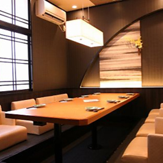 4～6名様でご利用可能なテーブル個室や6名様までご利用可能な掘りごたつ個室など、お客様の人数に合わせて最適なお席をご用意させていただきます。※写真は系列店です。