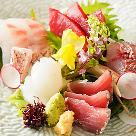 十四代・新政・而今など稀少な銘酒を含む50種類以上の日本酒や手打ちそばを堪能できる