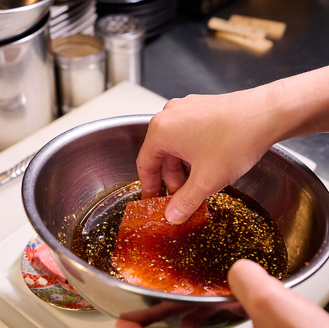仙台牛・黒毛和牛の仕込、タレ、七輪焼等こだわりある店。肉本来の旨味を楽しめる。
