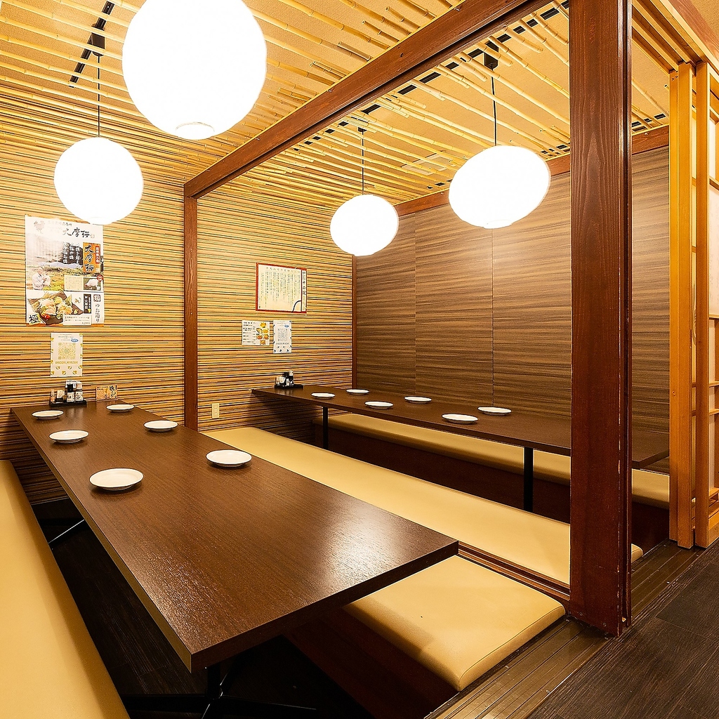 様々なシーンにご利用いただける落ち着きのあるお席を完備。接待や会社宴会などビジネスシーンにも◎