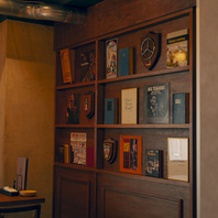 一歩入れば落ち着いた雰囲気が広がる広々空間。