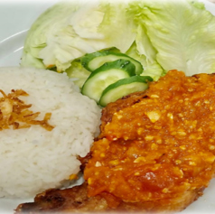 鶏肉の素揚げ、サンバルかけと新鮮な野菜添え、御飯付き