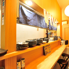 【1名様～/駅チカ利用】待ち合わせ前の1杯や、0次会に最適なカウンター席。駅徒歩1分なので、少しの空き時間も無駄にしません。380円～の小皿料理とお酒で、クイックに楽しんでいただけるスタイルです。