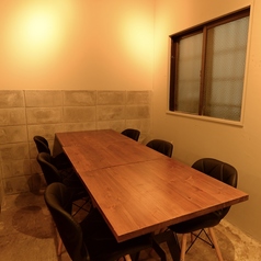 接待にもおすすめ！最大１０名様で利用可能な半個室　６名×１、４名×１